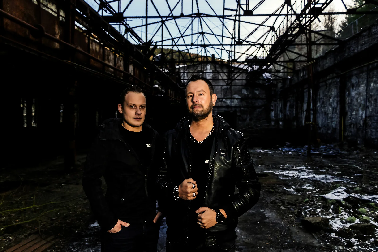 Duo – Industrial Ruins (Wide)