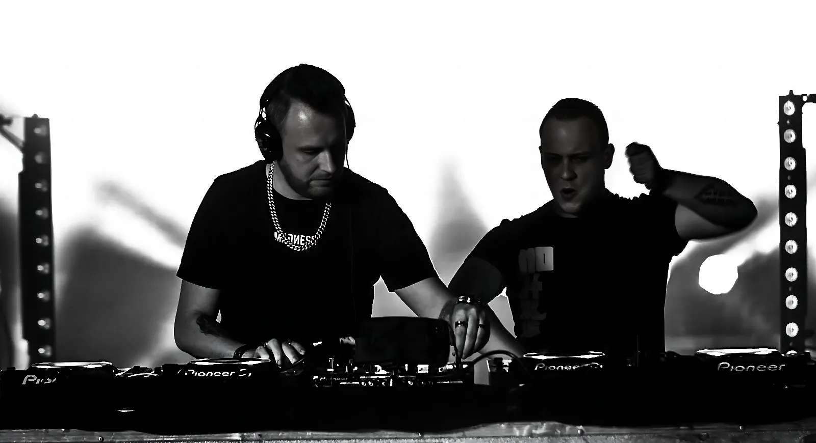 Live – Behind the Decks (B/W)